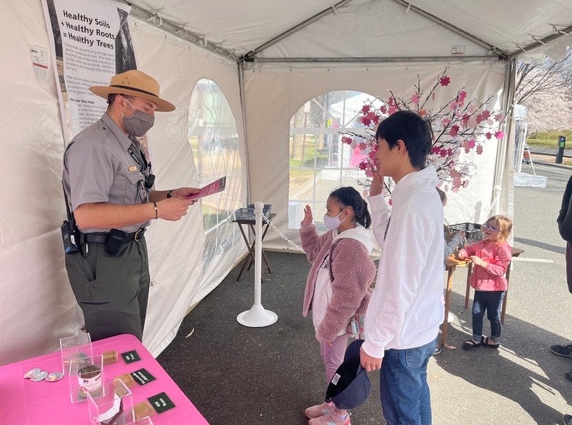 国立公園のパークレンジャーからレクチャーを受ける子どもたち