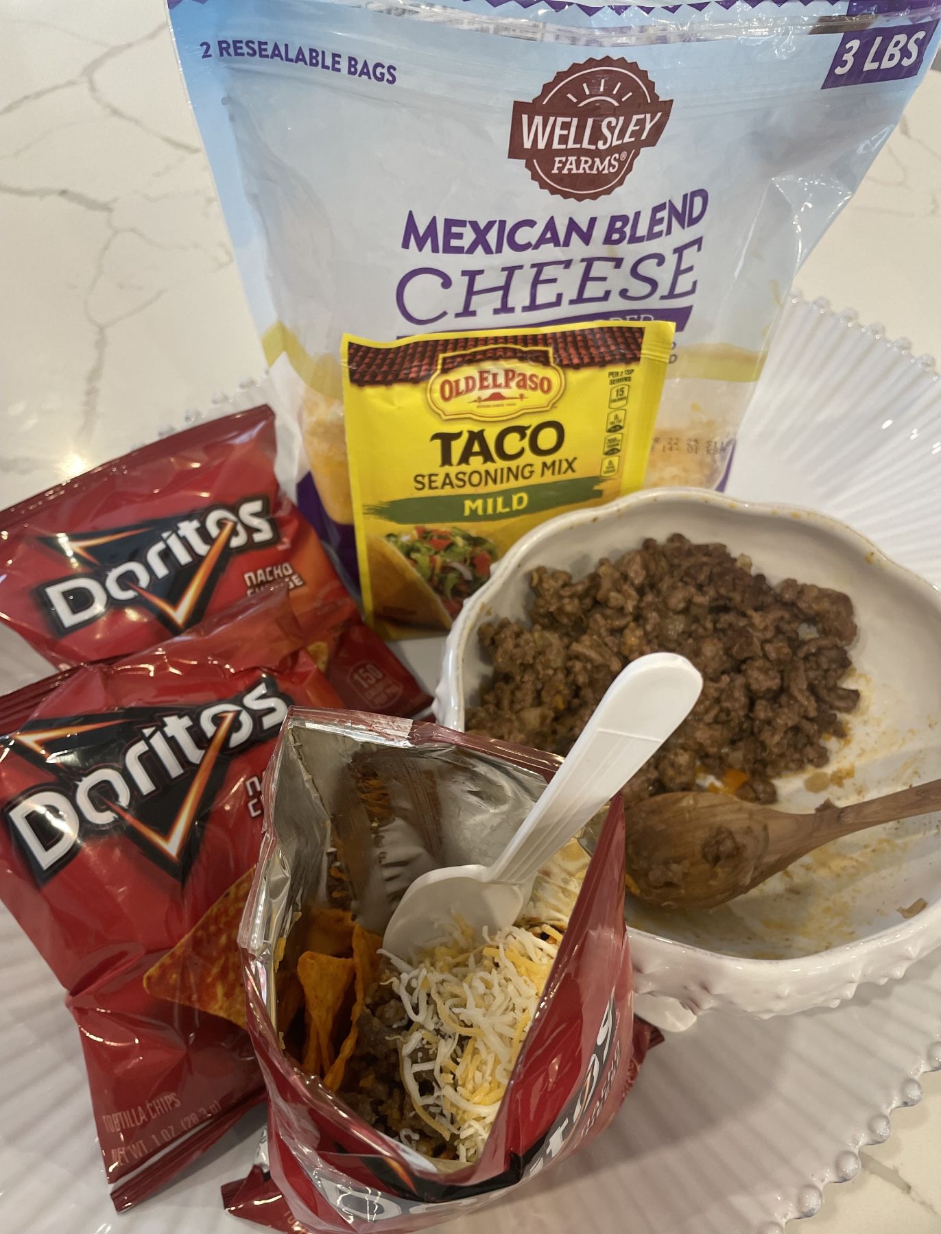 アメリカで知った「ウォーキングタコス」。チップスの袋にひき肉とチーズを入れて混ぜながら食べる