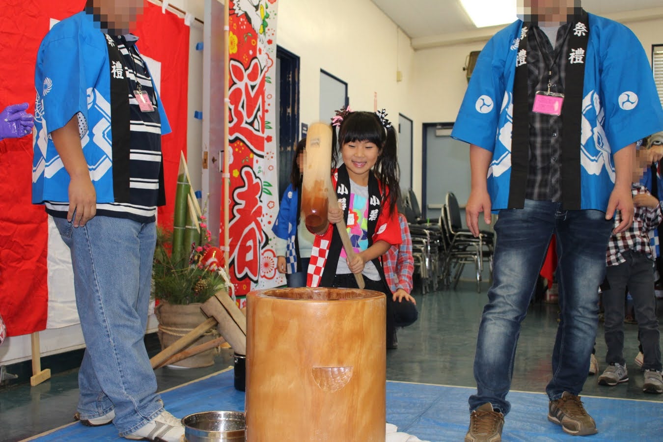 みなと学園幼稚部で行われたお正月イベントでは餅つきを体験