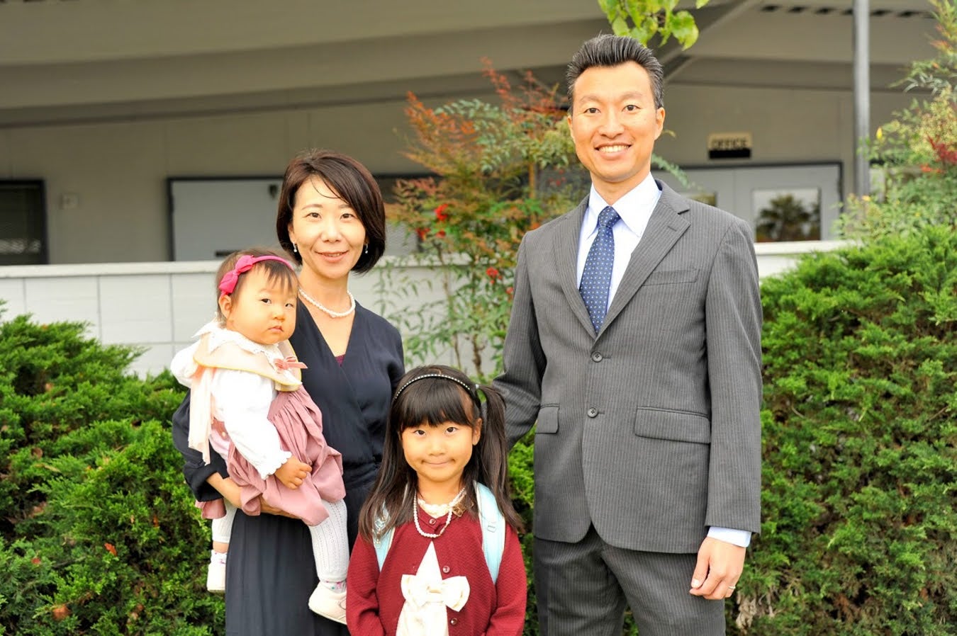 サンディエゴ補習授業校みなと学園の入学式での家族写真