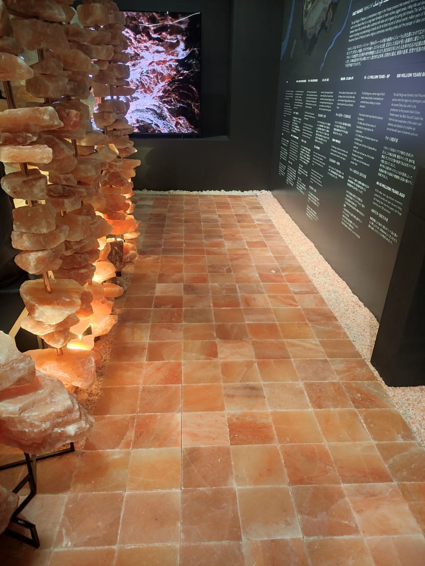 パキスタンから運ばれた12トンの岩塩で造られた空間。壁面展示には真理子さんによる日本語訳