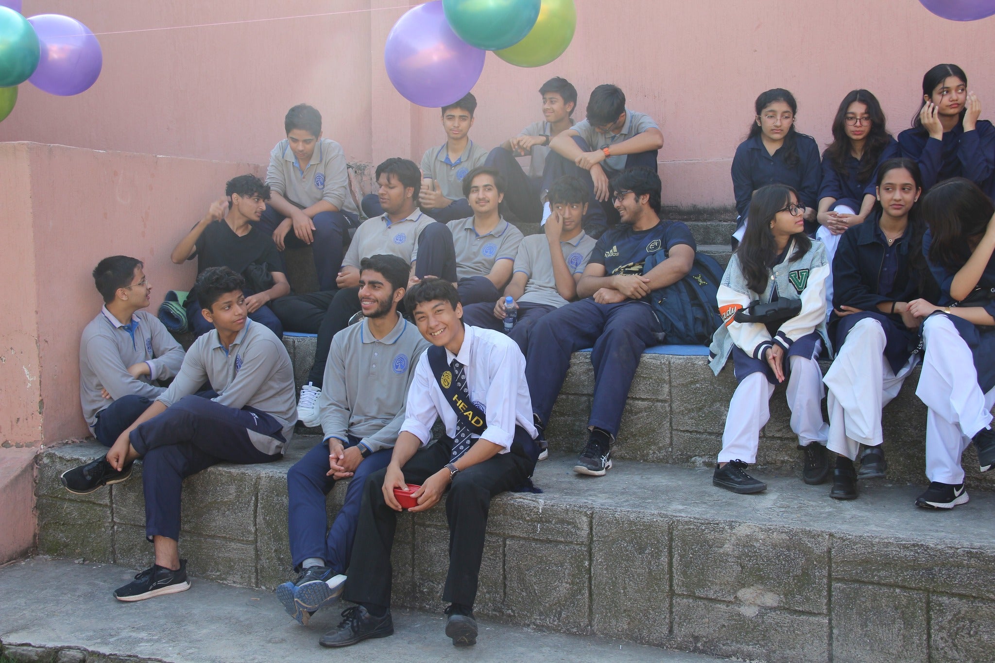 学校行事で仲間と過ごす柊至さん