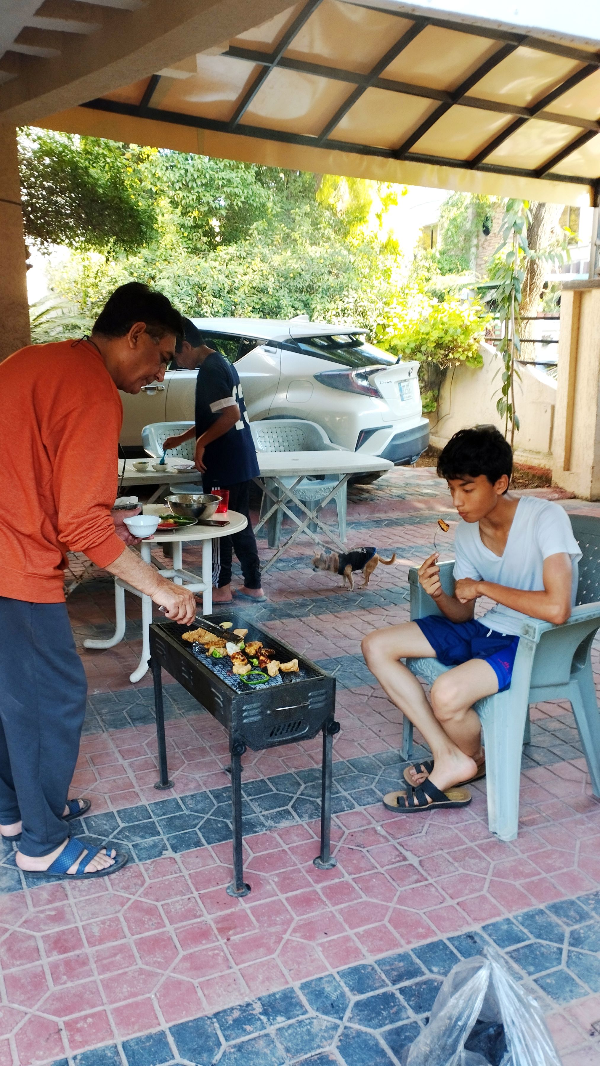 自宅ガレージでBBQ。「パキスタンで男性が担う役割について、お父さんの背中を見て学んでいます」と柊至さん