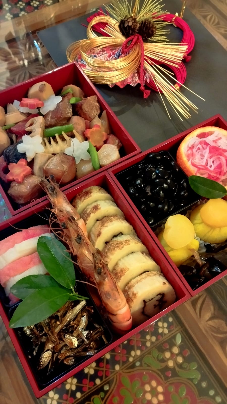 パキスタンの食材で毎年準備するおせち料理。かまぼこも白身魚から手作り