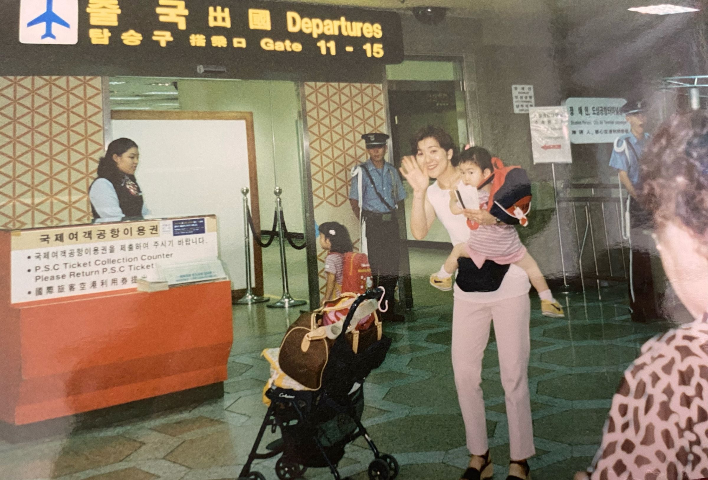 長女・カエデと次女・モモコを連れた韓国・ソウルの金浦空港での写真  