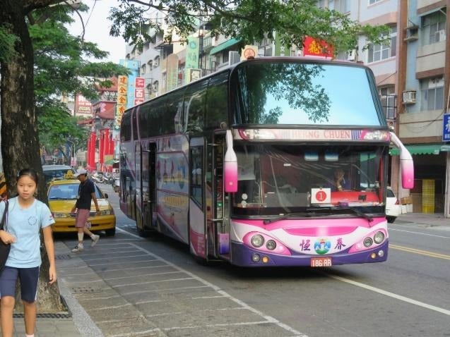 学校が契約した旅客バスをスクールバスとして利用し通学