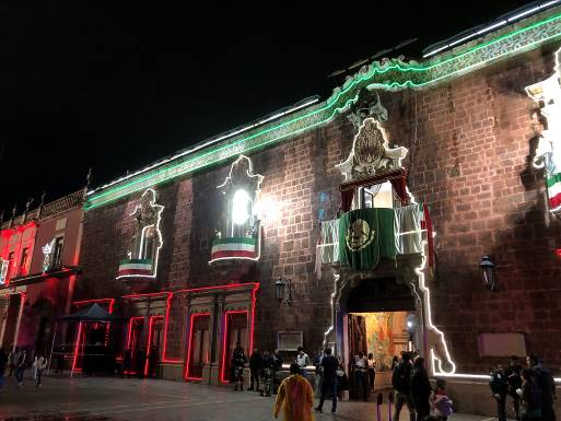    独立記念日の装飾が施されたアグアスカリエンテス州庁舎