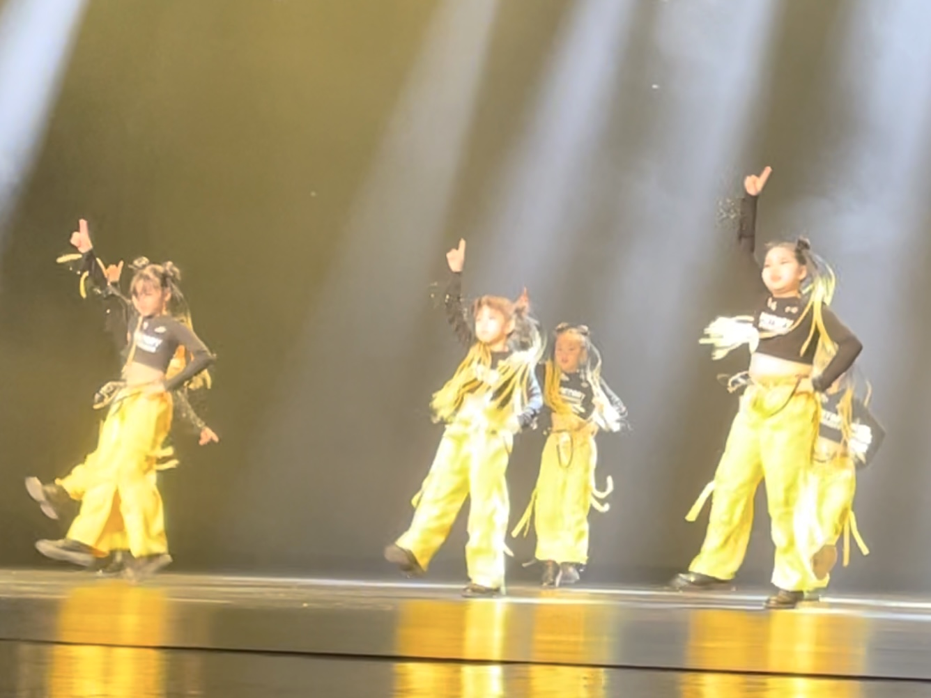 小学校3～6年生のチームで参加したジャズダンス発表会