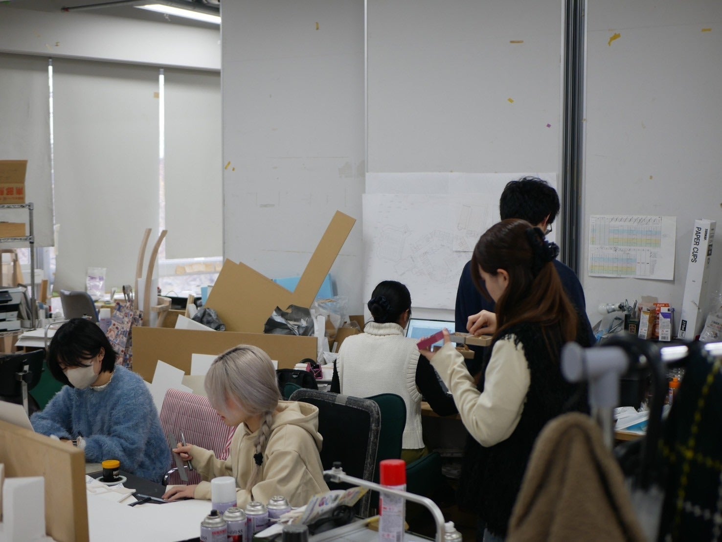 後輩の協力を得て、制作を進めた