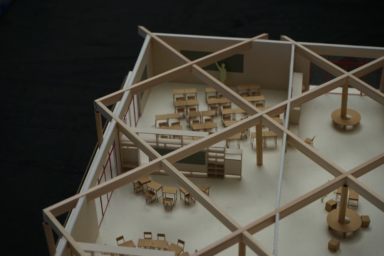 梁を斜めにし、机の向きに動きが出るよう促した