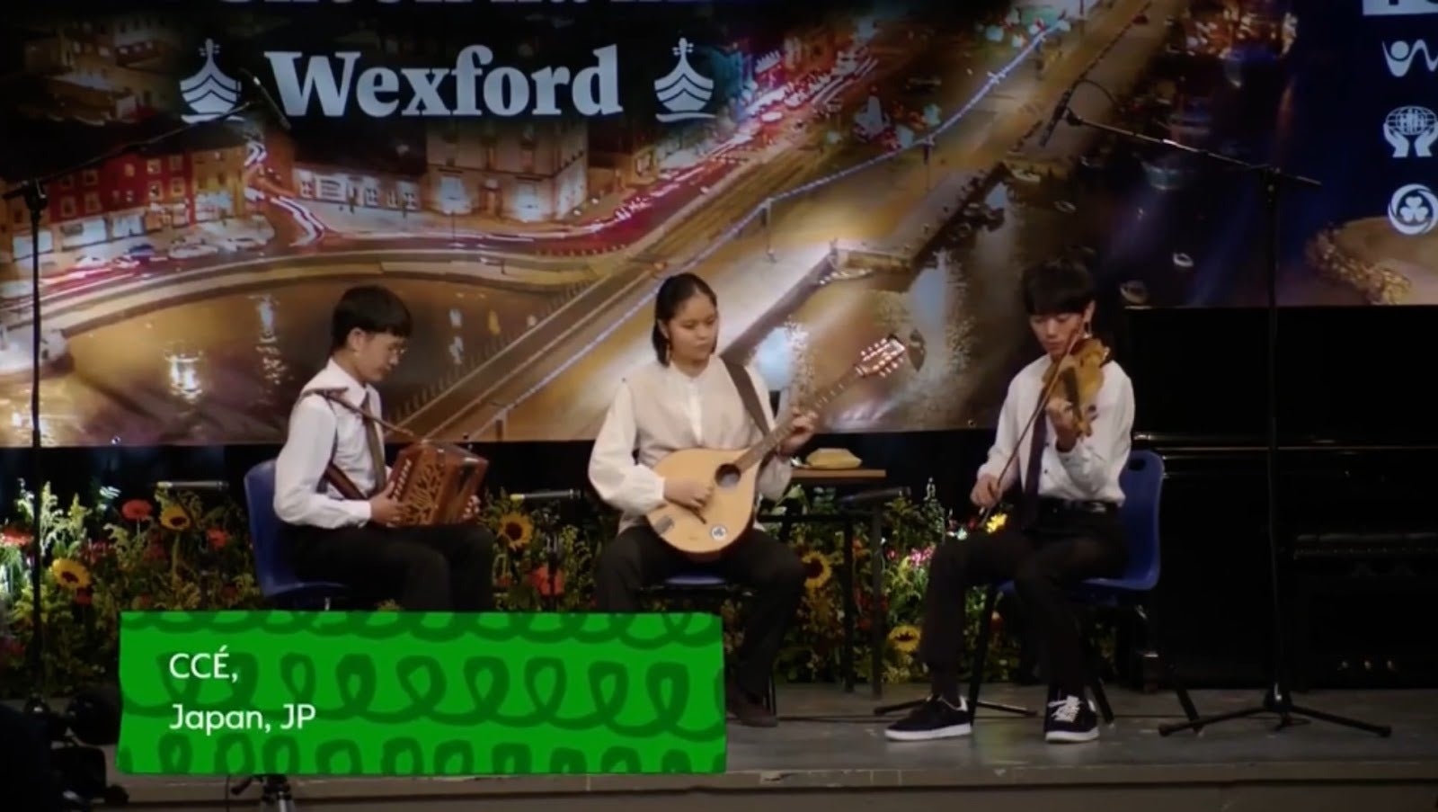 アイルランドのコンペティションに出場。中央でブズーキを弾くのがメグカさん