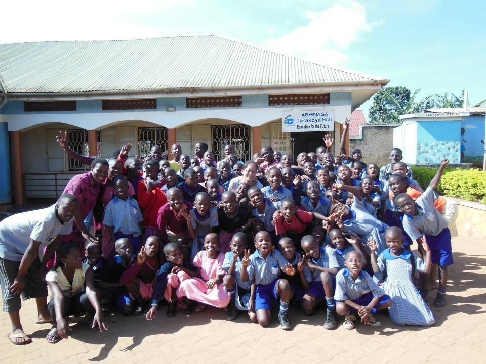 ウガンダの「テラコヤ」事業の生徒たち。3列目真ん中が沼さん